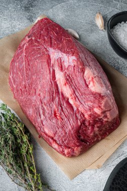 Gri arkaplanda kesilmiş sığır eti.