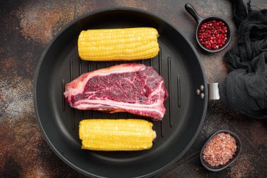 Organik gıda konsepti çiğ et bifteği seti, kulüp bifteği, eski koyu kırsal arka plan, üst manzara düz yatıyordu.