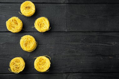 Kurumuş taglierini seti, siyah ahşap zemin üzerinde, üst görünüm düz, metin için kopyalama alanı ile