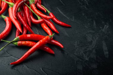 Chili spur biber seti, siyah taş zemin üzerinde, metin için kopyalama alanı ile