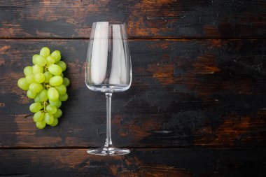 Üzüm seti olan şarap kadehleri, eski koyu ahşap masa üzerinde, üst görünüm düz yatay, metin için kopyalama alanı ile