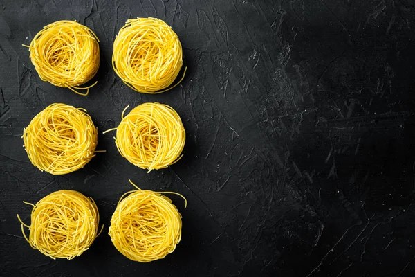 Unauffälliges Italienisches Tagliolini Pasta Set Auf Schwarzem Steinhintergrund Von Oben — Stockfoto