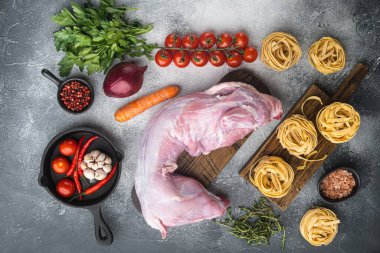 Tavşan güveci tagliatelle malzemeleri seti, gri taş arka planda, üst görünüm düz yatıyordu