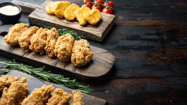 Koyu ahşap arka planda kızarmış tavuk parçaları, metin için yer var..