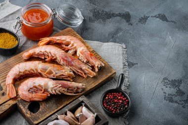 Ham kırmızı Arjantin karidesleri, gri arka planda, metin için telif alanı ve boşluk ile