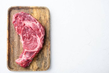 Çiğ organik, üst düzey et, pirzola biftek seti, beyaz taş zemin üzerinde, üst görünüm düz, metin için kopyalama alanı ile