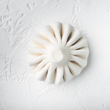 Çiğ hamur köfteleri Dim Sum seti, plastik tepside, beyaz taş yüzeyde, kare formatta, üst görünüm düz yerde.