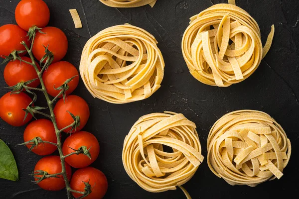 Vaření Tagliatelle Těstoviny Ingredience Set Černém Kameni Pozadí Horní Pohled — Stock fotografie