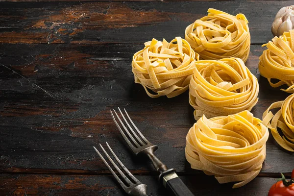 Rolled Tagliatelle Form Der Italienischen Pasta Mit Zutaten Set Auf — Stockfoto