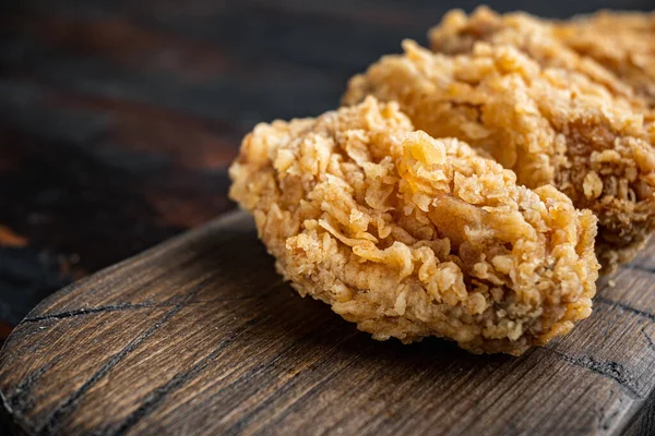 Würzige Frittierte Panierte Hähnchenflügel Auf Dunklem Holzhintergrund Mit Platz Für — Stockfoto