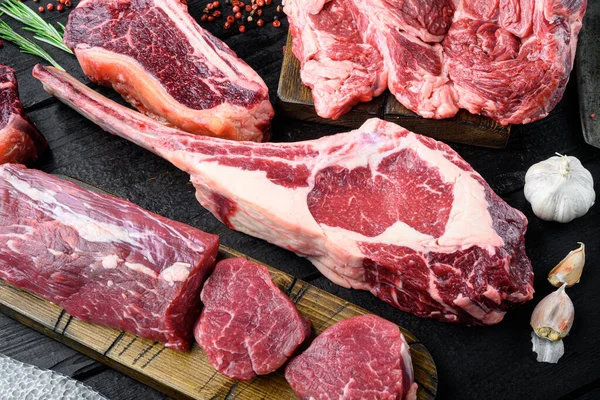 Tomahawk Syrový Hovězí Steak Koření Set Kořením Bylinkami Černém Dřevěném — Stock fotografie