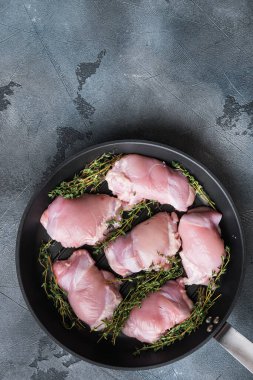 Pişmemiş tavuk butları. Gri arka planda tavada buğulu. Fotokopi aletiyle yatıyordu..