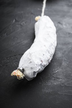 İspanyol salçunu siyah arka planda kurutulmuş sosis..