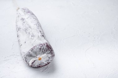 Longaniza İspanyolca kuru sosis beyaz arkaplan üzerinde metin için boşluk ile.