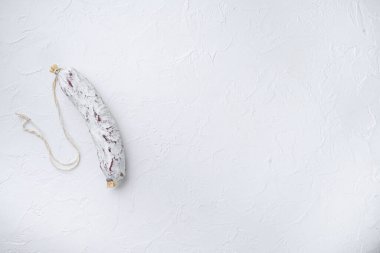 Beyaz arkaplanda salam sosisi ve metin için boşluk.