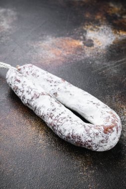 Koyu arkaplanda İspanyol salam fueti.