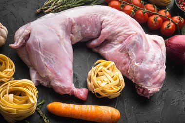 Tavşan güveci tagliatelle malzemesi seti, siyah taş arka planda.