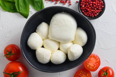 Siyah kasede Mozzarella peyniri, fesleğen domates kiraz balzamik siyah kayrak taşı fotokopi alanı. Beyaz arkaplanda Caprese salatası içeriği kapat.