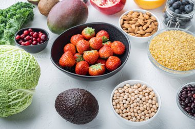 Sağlıklı yiyecekler ve temiz yemek seçimi, beyaz arka planda.