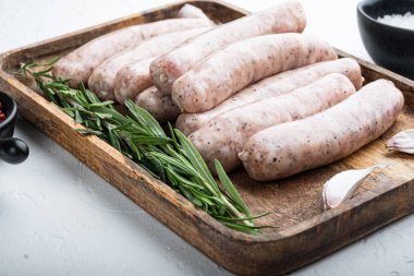 Beyaz arka planda tavuk sosisi..