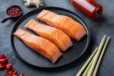 Pirzola için çiğ somon eti, gri arkaplanda.