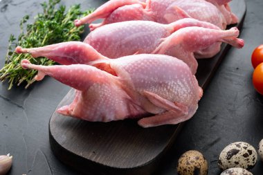 Baharatlı, otlu, sebzeli bıldırcın eti, siyah desenli arka planda.