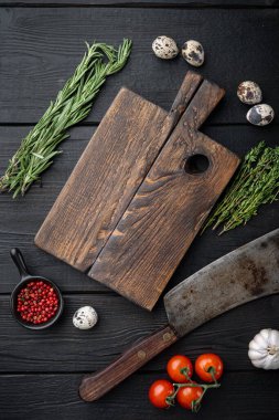 Boş tahta kesme tahtası, kasap bıçağı, üst görüş, fotokopi alanı ile siyah ahşap arka plan