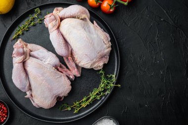 Çiğ koquelet tavukları baharatlı et, siyah arkaplan, metin için metin alanı ile üst görünüm