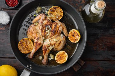 Kızarmış tavuk eti, eski ahşap masa, üst manzara.