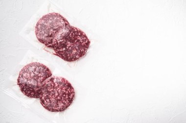 Çiğ et köfteleri, plastik tepsi setinde kıyma, beyaz taş zemin üzerinde, üst görünüm düz, metin için kopyalama alanı ile