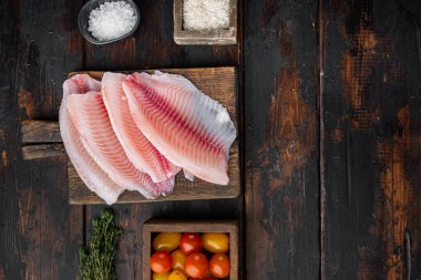 Beyaz balık fileto, basmati pilavı ve kiraz domatesli, eski ahşap masa üzerinde, metin için fotokopi alanı ile üst görünüm