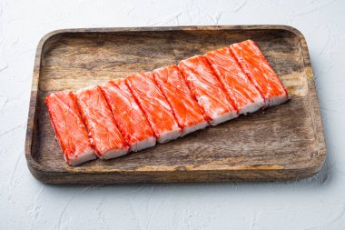 Asyalı abur cubur seti, tahta tepside, beyaz arka planda.