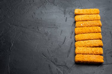 Chunky donuk balık parmakları, siyah arkaplan üzerinde, metin için kopyalanmış boşluk ve boşluk ile ayarlandı