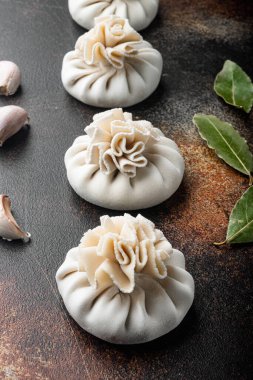 Doldurulmuş hamur tatlısı, mantı ve kıyma seti, eski, koyu kırsal arka planda.