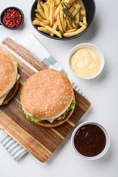 Hambúrguer Batatas Fritas Fundo Branco Flat Lay — Fotografia de Stock