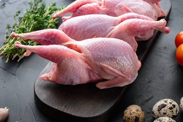 Baharatlı, otlu, sebzeli bıldırcın eti, siyah desenli arka planda.