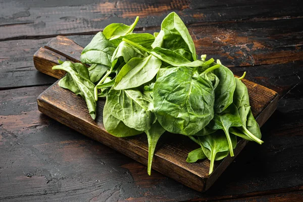 Bundle Fresh Spinach Set Wooden Cutting Board Old Dark Wooden — Stock Photo, Image