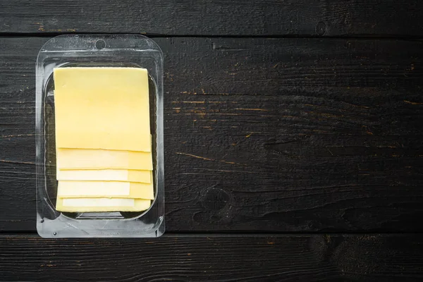 Rebanadas Deliciosas Edam Cheese Set Paquete Plástico Sobre Fondo Mesa — Foto de Stock