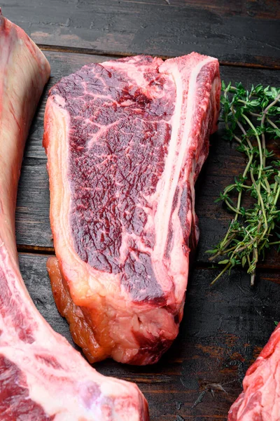 Conjunto Carne Res Cruda Sobre Fondo Madera Oscura Corte Filete — Foto de Stock