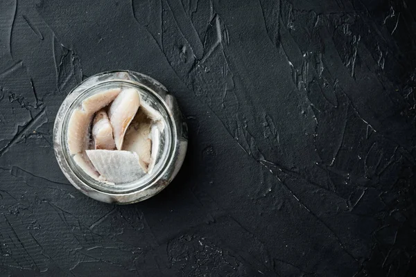 Conjunto Filetes Arenque Silvestre Enlatados Frasco Vidrio Sobre Fondo Negro — Foto de Stock