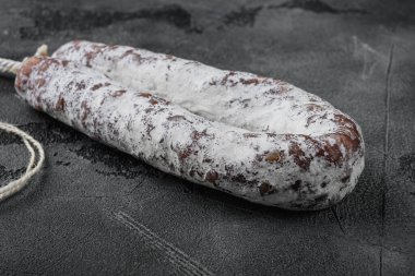 Gri desenli arka planda kurutulmuş salam sosisi..