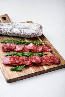 Dilimlenmiş et, beyaz yüzeyde kurutulmuş İspanyol sosisi..