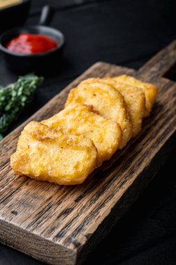 Ev yapımı tavuk nugget 'ları siyah ahşap masada kızartılmış..