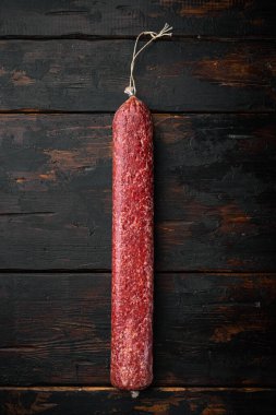 Salam sosis seti, eski koyu ahşap masa arkaplanı, üst görünüm düz yatay, metin için kopyalama alanı ile