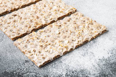 Çıtır çıtır çıtır çıtır. Sağlıklı atıştırmalık seti, gri taş masa arka planında.