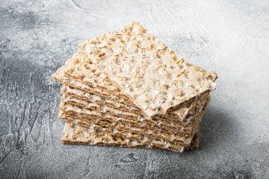 Düşük kalorili atıştırmalık ekmek seti, gri taş masa arkasında.