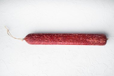 Beyaz taş zemin üzerinde nefis salam sosis seti, üst görünüm düz, metin için kopyalama alanı ile