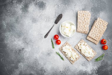 Gri taş masa arkaplanına, üst görünüm düz yatay, metin alanı için kopyalama alanına sahip, feta seti ile Crispreads