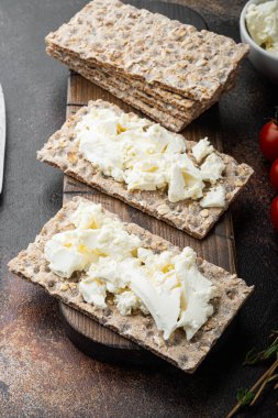 Ekmek arası sandviç seti, eski koyu kırsal masa arka planında.