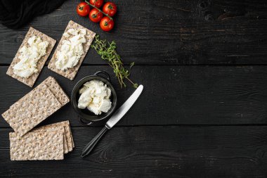 Tereyağlı çıtır ekmekler, siyah ahşap masa arkaplanı, üst görünüm düz yatay, metin için kopyalama alanı